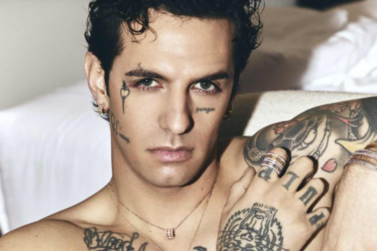 Nato a Verona nel 1990, ma cresciuto a Roma, città che considera la sua vera casa, Lauro si conferma tra gli artisti più originali e innovativi